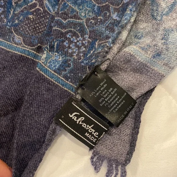 Ferragamo scarf - Picture 3 of 6